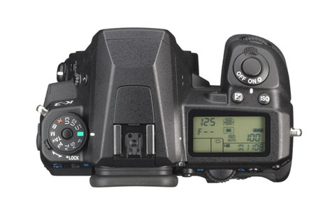 Pentax K-3, top con flash integrato e slitta per esterno